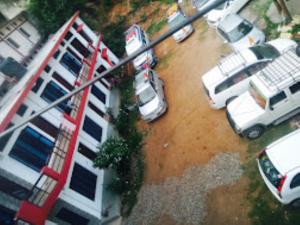 una vista aérea de los coches aparcados en un aparcamiento en Hotel Srishty Choice, Rudraprayag, en Rudraprayāg