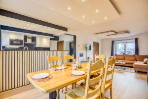 comedor con mesa de madera y sillas en Le relais des promeneurs, en Wellin