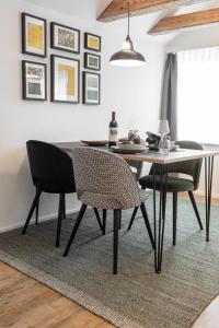 ein Esszimmer mit einem Tisch und Stühlen in der Unterkunft Dein Zuhause in Herisau in Herisau