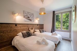 2 aparte bedden in een kamer met 2 ramen bij WHITE PEARL in Chamonix-Mont-Blanc