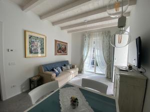 a living room with a couch and a tv at La casa di Giò: piccolo gioiello in centro Como in Como