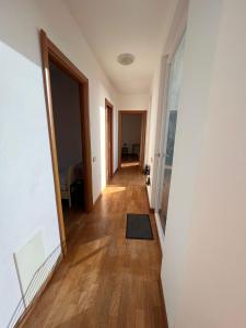 a hallway of an empty room with a door and a rug at Villa delle Gazanie -Camera in villa -Vista panoramica sul Golfo in Quartu SantʼElena