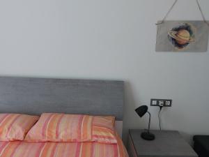 een slaapkamer met een bed en een hoed op de muur bij Skylab in Gozzano