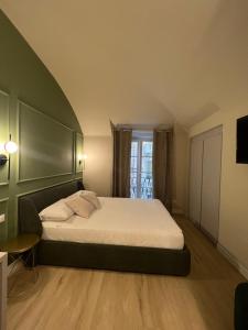 a bedroom with a bed and a window at Lagrange 34 in Turin