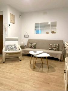 een woonkamer met een bank en een salontafel bij Apartamento Triana in Sevilla