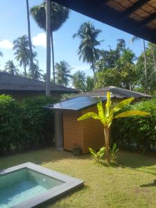 チャロクルムにあるSuan Residence - Exotic and Contemporary Bungalows with Private Poolのヤシの木のある家の前のスイミングプール +31枚の写真