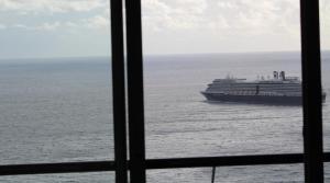 una grande nave da crociera nell'oceano vista da una finestra di Sea Front House a Funchal