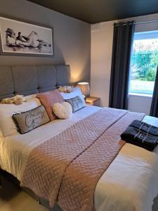 Uma cama ou camas num quarto em SeaView Apartment Suite
