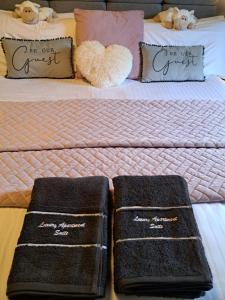 Uma cama ou camas num quarto em SeaView Apartment Suite