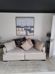 Uma área de estar em SeaView Apartment Suite