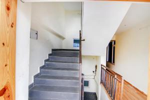 - un escalier dans une maison avec des escaliers gris dans l'établissement FabHotel Nirvana Deluxe, à Manali