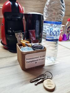 una botella de agua y un par de llaves en un mostrador en Xelibri Apartment, en Gorna Oryakhovitsa