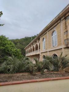 ein Gebäude mit Palmen davor in der Unterkunft Joli studio du Vallespir in Amélie-les-Bains-Palalda