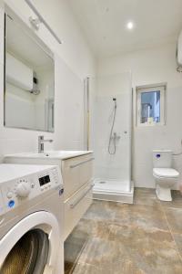 a washing machine in a bathroom with a toilet at Central apartment, Kis Diofa in Budapest