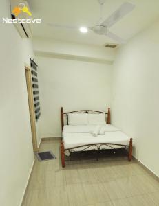 um quarto com uma cama num quarto branco em Hidden Gem Villa Tengkera Malacca By Nestcove em Malaca