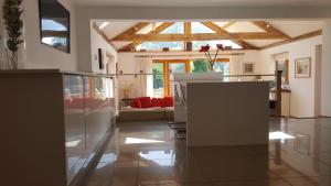 cocina con sala de estar con techo en Prestwick Oak - Sleeps 10-14 - Group Accommodation for Family or Friends en Haslemere