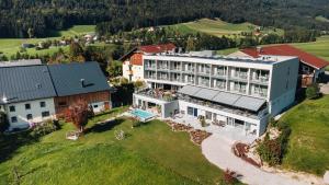 蒙德塞Landhotel Prielbauer的度假村及建筑的鸟瞰图