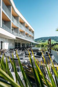 un hôtel avec des tables et des chaises devant un bâtiment dans l'établissement Landhotel Prielbauer, à Mondsee