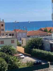 una vista de una ciudad con el océano en el fondo en Appartement vue mer accès plage en Antibes