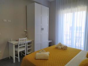1 dormitorio con 1 cama con escritorio y silla en La Casa di Elisa, en Riposto