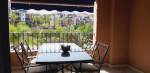 アルムニェーカルにあるGalera Apartmentの市街の景色を望むバルコニー(テーブル、椅子付)