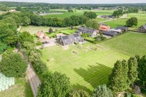 una vista aérea de una casa con un gran patio en B&B Speulderveld, en Ermelo