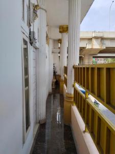 雅加達的住宿－Hotel Global Syariah，一座带窗户的建筑的空走廊