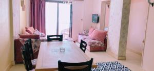 un soggiorno con tavolo e divano di Cozy Apartment in Maadi ring road with smart TV a Il Cairo