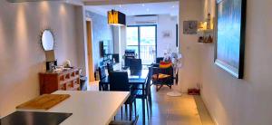 una cucina e un soggiorno con tavolo e sedie di Unobstructred seaviews, 2BR, Kingbeds, Fully ACd a Marsaskala