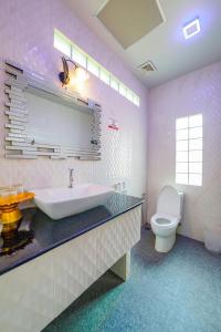 uma casa de banho com um lavatório e um WC em Happy Garden Resort Betong em Betong