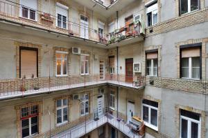 un'immagine di un condominio con finestre e balconi di Lovely studio apartment, Fiumei a Budapest
