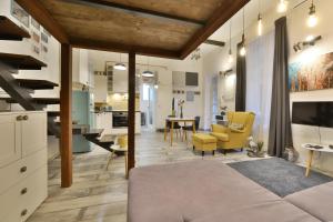 un soggiorno con divano e una sala da pranzo di Lovely studio apartment, Fiumei a Budapest