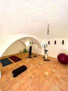 una camera con tappetini per yoga e una croce sul soffitto di Relais 1893 a Oliena