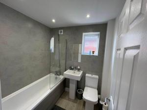 Bathroom sa 3 Bedroom New House with Wi-Fi Sleep 5 By Home Away From Home