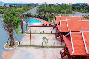 Utsikt över poolen vid Rumdual Krong Kep Resort eller i närheten