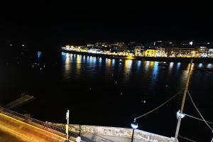 vista sul fiume di notte con una città di Unobstructred seaviews, 2BR, Kingbeds, Fully ACd a Marsaskala