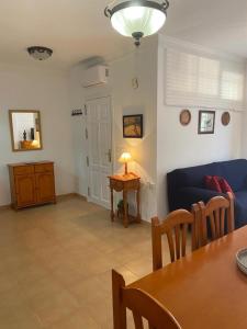- un salon avec un canapé bleu et une table dans l'établissement Nice apartment Torrecilla Beach, à Nerja