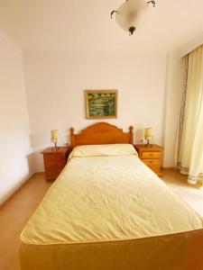 - une chambre avec un grand lit et 2 tables de chevet dans l'établissement Nice apartment Torrecilla Beach, à Nerja