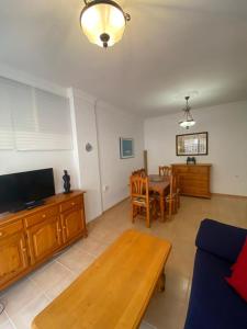 - un salon avec un canapé et une table dans l'établissement Nice apartment Torrecilla Beach, à Nerja