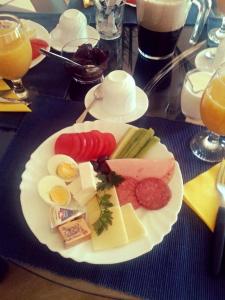 un plato de queso y carne en una mesa en Elit Hotel, en Sofía