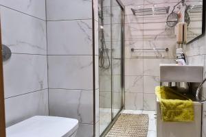 Un baño de Unobstructred seaviews, 2BR, Kingbeds, Fully ACd