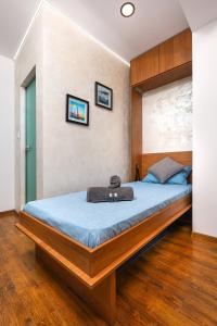 Schlafzimmer mit einem großen Bett mit einem Kopfteil aus Holz in der Unterkunft Studio Maria- Prime Location in Kapana District in Plowdiw