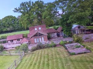 una vista aérea de una casa grande con patio en Prestwick Oak - Sleeps 10-14 - Group Accommodation for Family or Friends en Haslemere