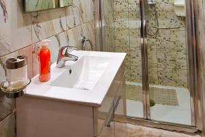 Un baño de Unobstructred seaviews, 2BR, Kingbeds, Fully ACd