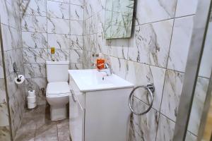 Un baño de Unobstructred seaviews, 2BR, Kingbeds, Fully ACd