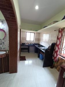 eine Küche mit einer Spüle und einer Arbeitsplatte in der Unterkunft Pappa's Guest House in Arambol