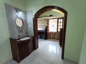 W łazience znajduje się umywalka i lustro. w obiekcie Pappa's Guest House w mieście Arambol