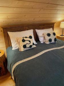 łóżko z dwoma poduszkami panda na górze w obiekcie Jurkowa Wola w mieście Jureczkowa