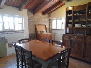uma sala de jantar com uma mesa de madeira e cadeiras em Agriturismo del Frontino - Ca' Benvenuto em Acqualagna