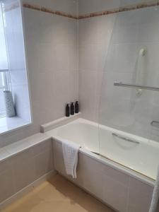 圣彼得港Best Western Moores Central Hotel的白色的浴室设有浴缸和玻璃淋浴间。 更多37张照片